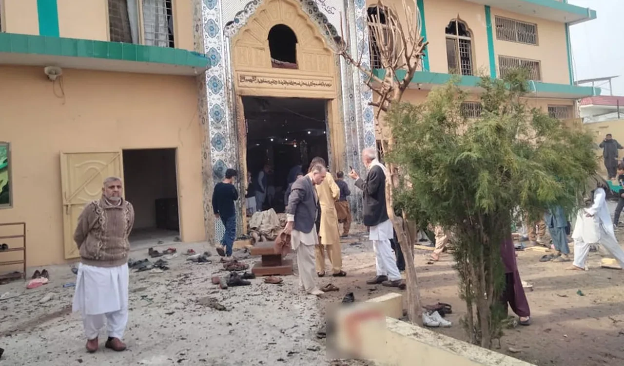 Pakistan'da cuma namazı kana bulandı: Bir camide meydana gelen patlamada ölü ve yaralılar var!