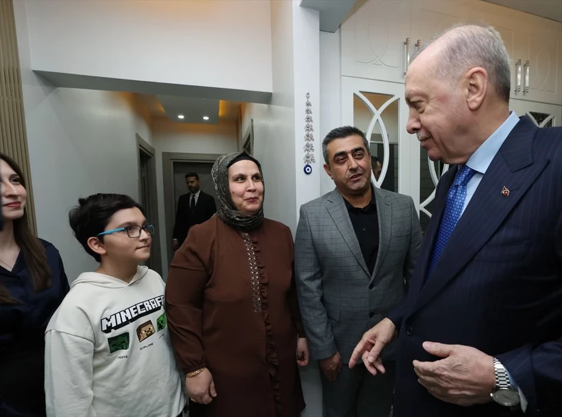 Cumhurbaşkanı Erdoğan'dan, depremzede aileye ziyaret