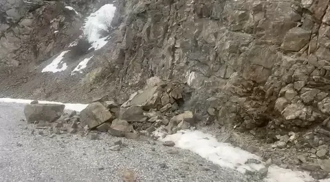 4,9'luk Erzincan depremi kayaları yerinden oynattı: Merkez üssünden yeni görüntüler!