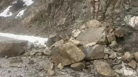 4,9'luk Erzincan depremi kayaları yerinden oynattı: Merkez üssünden yeni görüntüler!