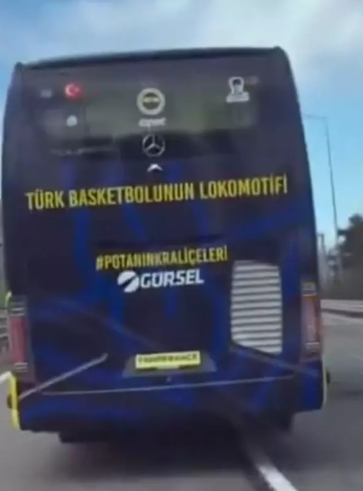 Trabzonspor taraftarı Fenerbahçe otobüsünü görünce, verdiği tepki gündem oldu!