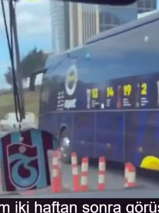 Trabzonspor taraftarı Fenerbahçe otobüsünü görünce, verdiği tepki gündem oldu!