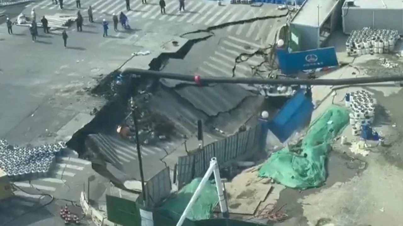 Şanghay’da dehşet anları: Çöken yol araçları ve insanları böyle yuttu!