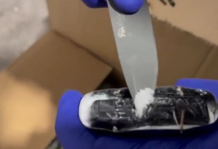 Zehir tacirlerinden şeytanı bile sollayacak görüntü: 4,6 milyar liralık uyuşturucuyu boya fırçalarına bakın nasıl gizlediler?