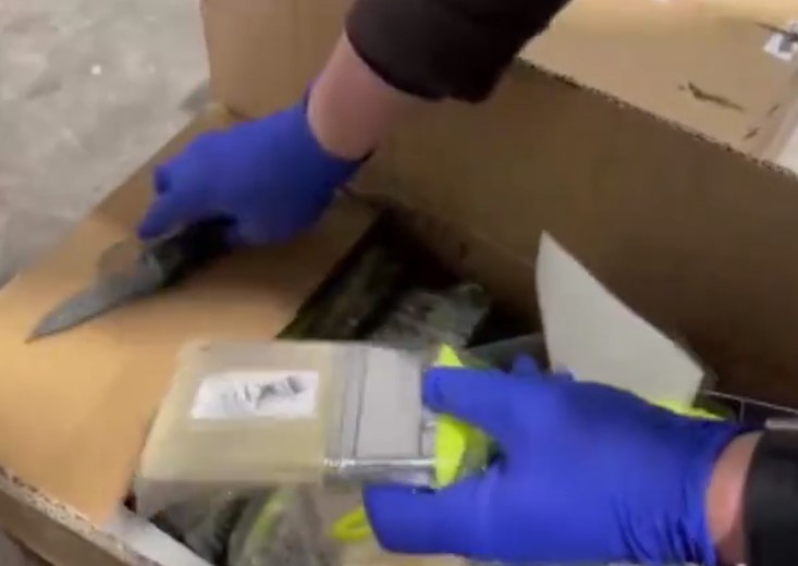 Zehir tacirlerinden şeytanı bile sollayacak görüntü: 4,6 milyar liralık uyuşturucuyu boya fırçalarına bakın nasıl gizlediler?