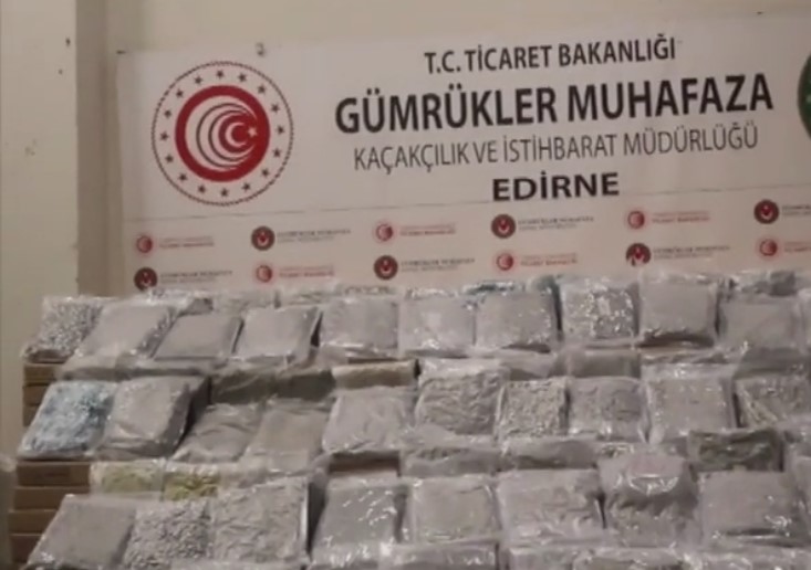 Zehir tacirlerinden şeytanı bile sollayacak görüntü: 4,6 milyar liralık uyuşturucuyu boya fırçalarına bakın nasıl gizlediler?