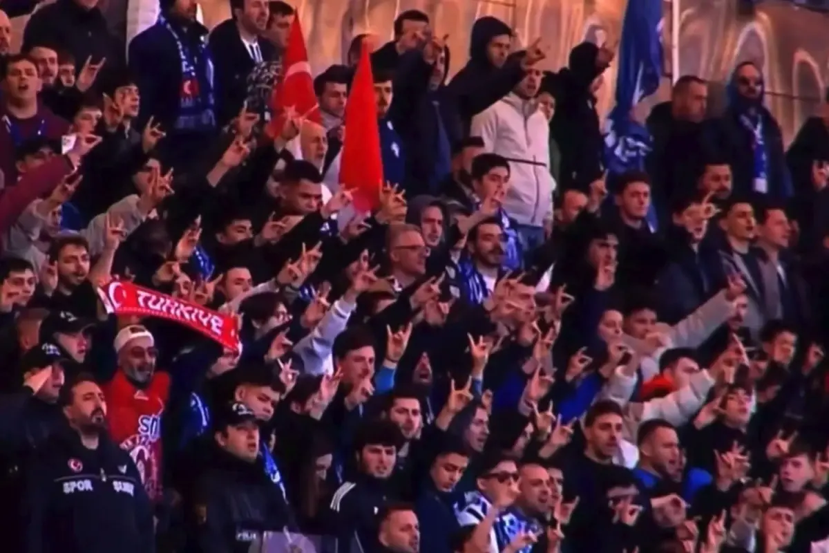 Sarıyer-Amedspor maçı öncesi tribünlerde dikkat çeken hareket: O görüntüler sosyal medyada gündem oldu!