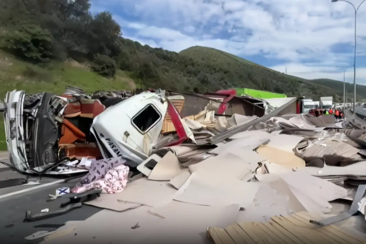 Kocaeli TEM Otoyolu savaş alanına döndü: İki tırın çarpışmasıyla zincirleme kazaya meydana geldi!