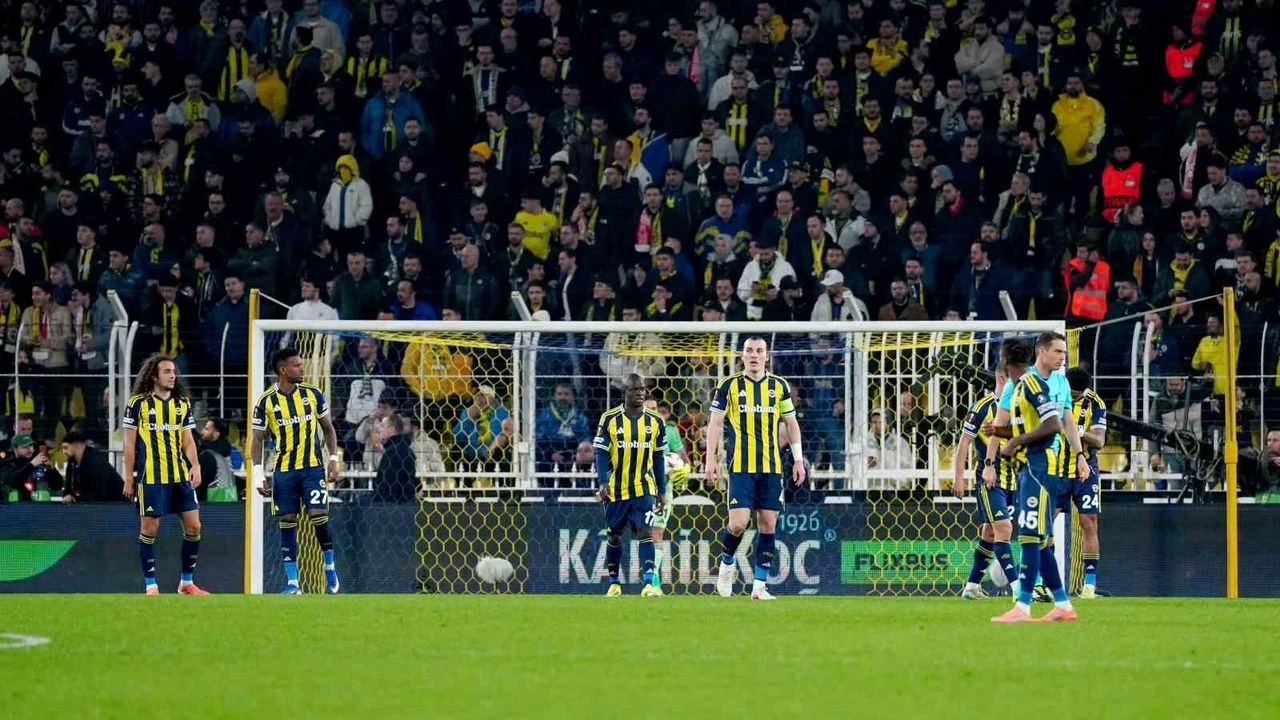 Fenerbahçe kadronun hakkını vermedi: 3-0 mağlubiyetle taraftarını hüsrana uğrattı!