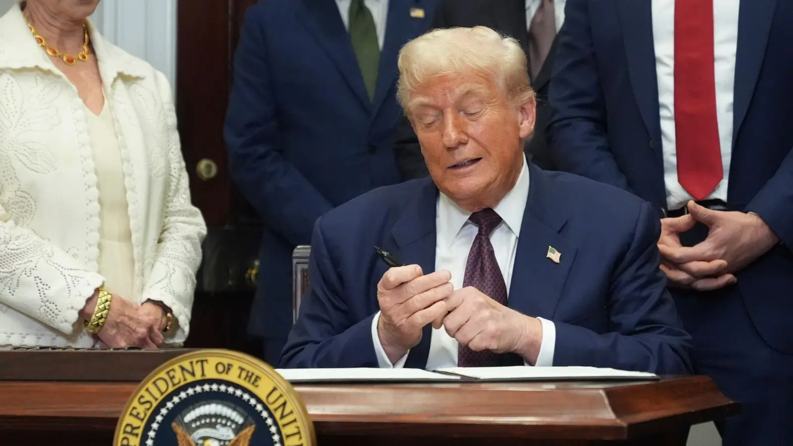 Trump tüm dünyayı ilgilendiren o imzayı attı! 