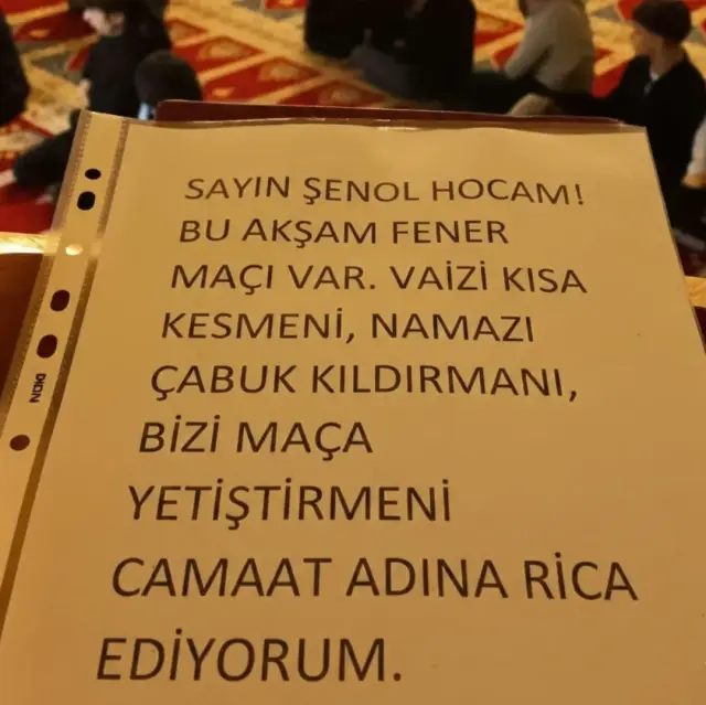 Teravih namazı öncesi imama yazılan not sosyal medyada gündem oldu!