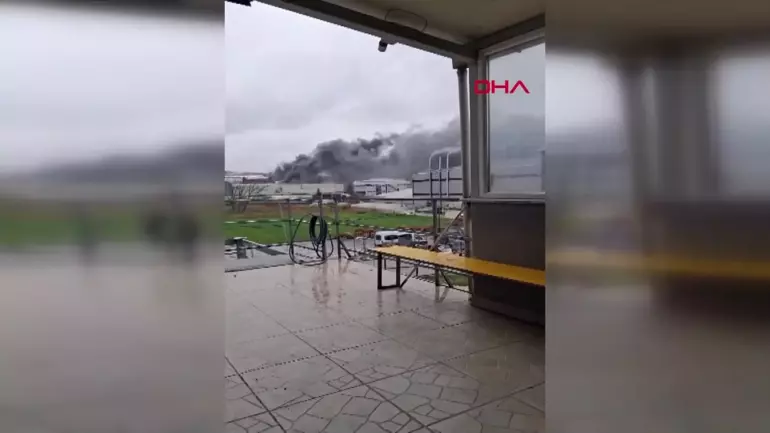 İstanbul Silivri'de bir kablo fabrikası cayır cayır yandı!