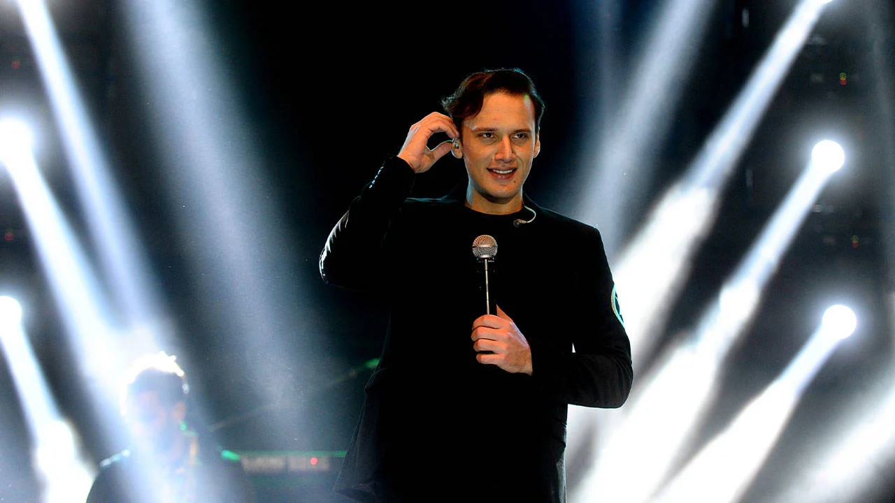 Şarkıcı Edis havaalanında gözaltına alındı! Edis neden gözaltına alındı?