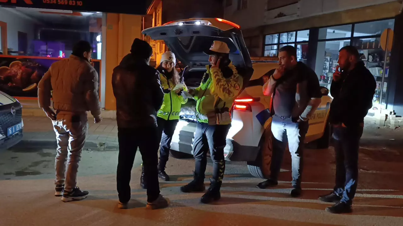 Bedelini ağır ödedi: Polisin 'dur' ihtarına uymayan ehliyetsiz sürücüye 303 bin lira ceza!