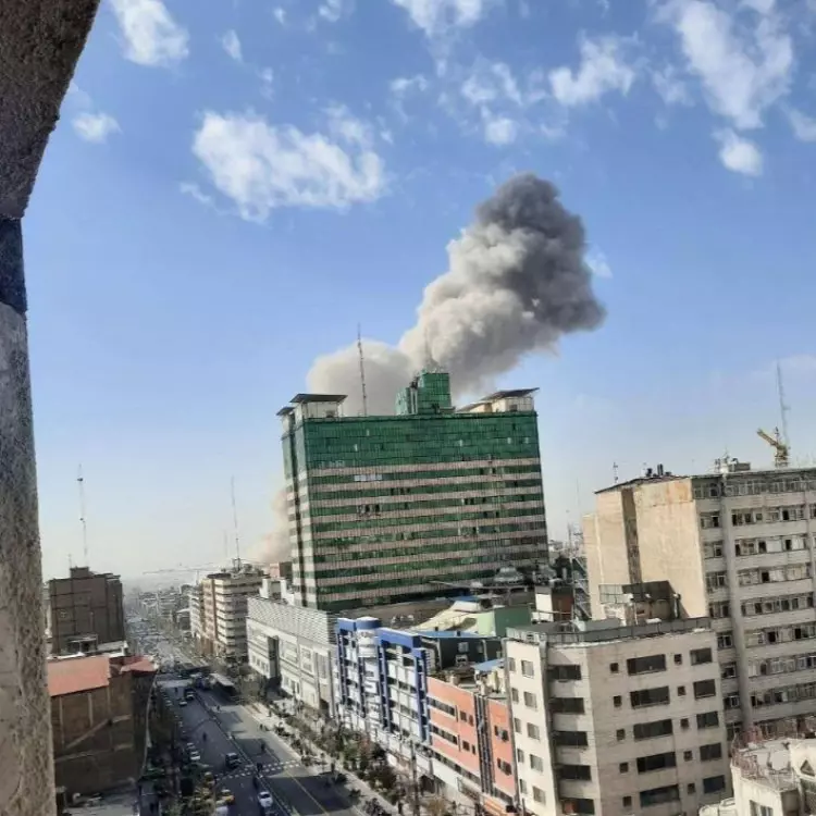 Dünya karıştı! İsrail, İran'a saldırıyor: İşte ilk görüntüler...