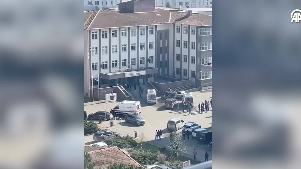 İstanbul'da lise öğrencisi dehşet saçtı: İki öğretmen ve bir öğrenciyi bıçakladı!