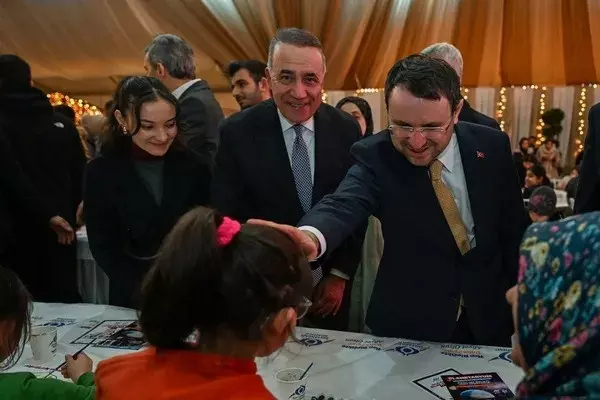 Bakan Gürlek’ten Sultangazi Etkinlik Çadırında vatandaşlarla bir araya geldi