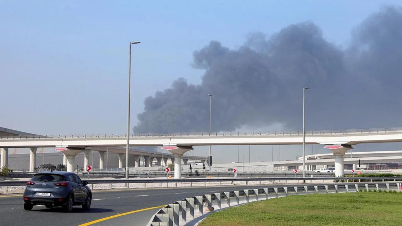 İran, şimdi de Dubai Havalimanı'nı vurdu! Uçak seferleri durduruldu!