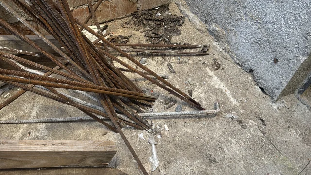 Babanın çatıdan attığı demir oğlunu başına saplandı!