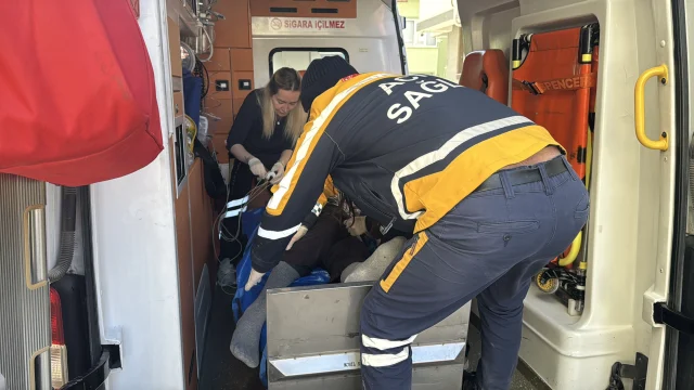 Babanın çatıdan attığı demir oğlunu başına saplandı!