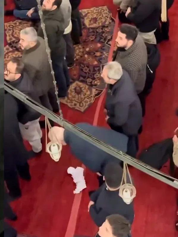 Kadınlardan Kadir gecesinde Fatih camiinde başörtüsü bırakma eylemi: “Mescid-i aksa namustur sahip çıkın”