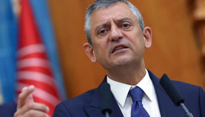 Özgür Özel dünyayı kendine böyle güldürdü: Akın Gürlek 'yalanı' ile Lüksemburg'a deniz getirdi! 