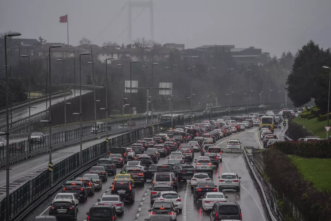 İstanbul'da yola çıkanlar pişman oldu: Bayram trafiği resmen çileye döndü! 