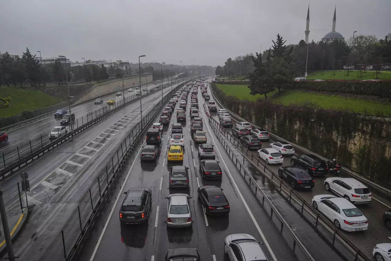 İstanbul'da yola çıkanlar pişman oldu: Bayram trafiği resmen çileye döndü! 
