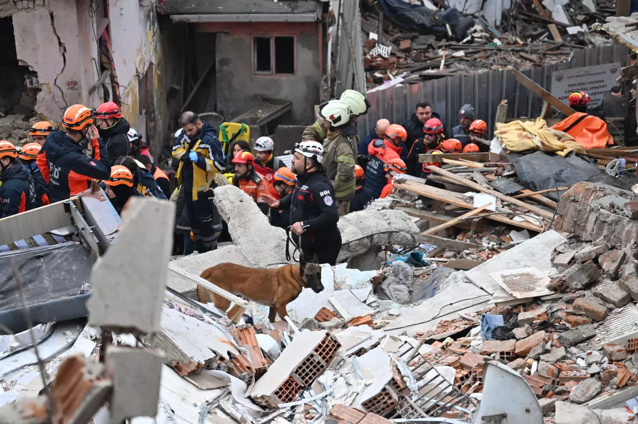 İstanbul Fatih'te 2 bina feci şekilde çöktü! Resmen can pazarı, siyasilerden mesaj: Dualarımız sizinle!