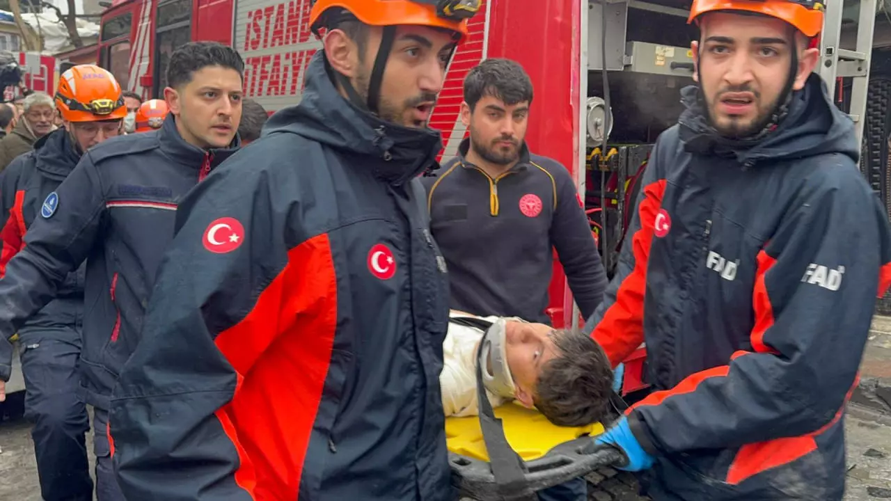 İstanbul Fatih'te 2 bina feci şekilde çöktü! Resmen can pazarı, siyasilerden mesaj: Dualarımız sizinle!