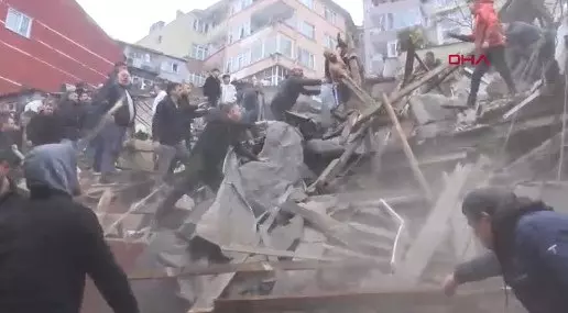 İstanbul Fatih'te 2 bina feci şekilde çöktü! Resmen can pazarı, siyasilerden mesaj: Dualarımız sizinle!