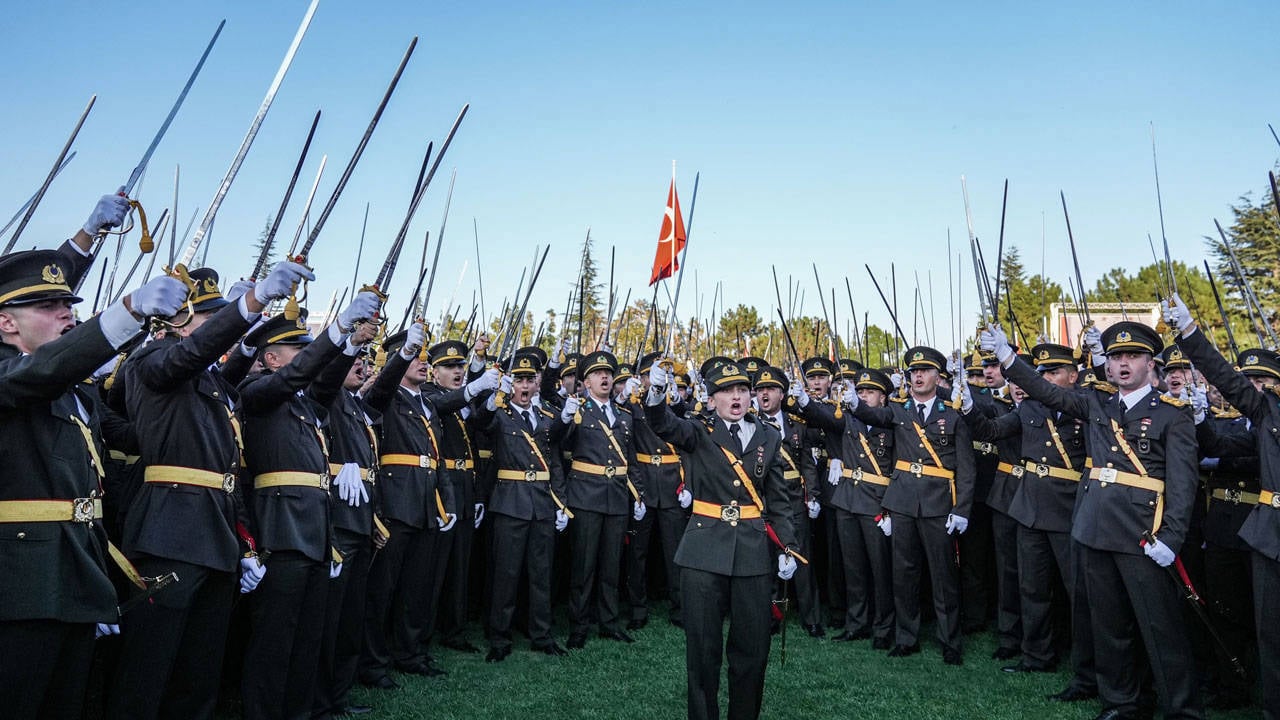 TSK'dan ihraç edilmişti: Kılıçlı Teğmen Ebru Eroğlu'nun iade davasında karar çıktı!