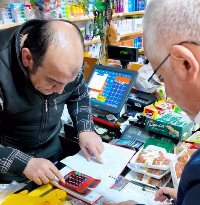 PESİAD'dan iyilik hareketi: Bakalları tek tek gezerek veresiye defterlerini kapattı