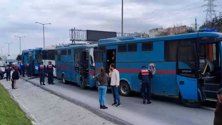 İstanbul'da 4 cezaevi nakil aracının karıştığı zincirleme kaza meydana geldi: Çok sayıda yaralı mahkum var!