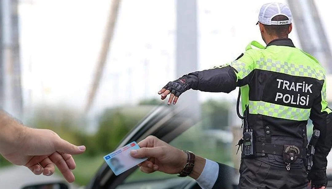 Sürücüler aman dikkat! Trafik cezaları yenilendi: Kemerini takmayanın, telefonla konuşanın ehliyeti elden gidecek!