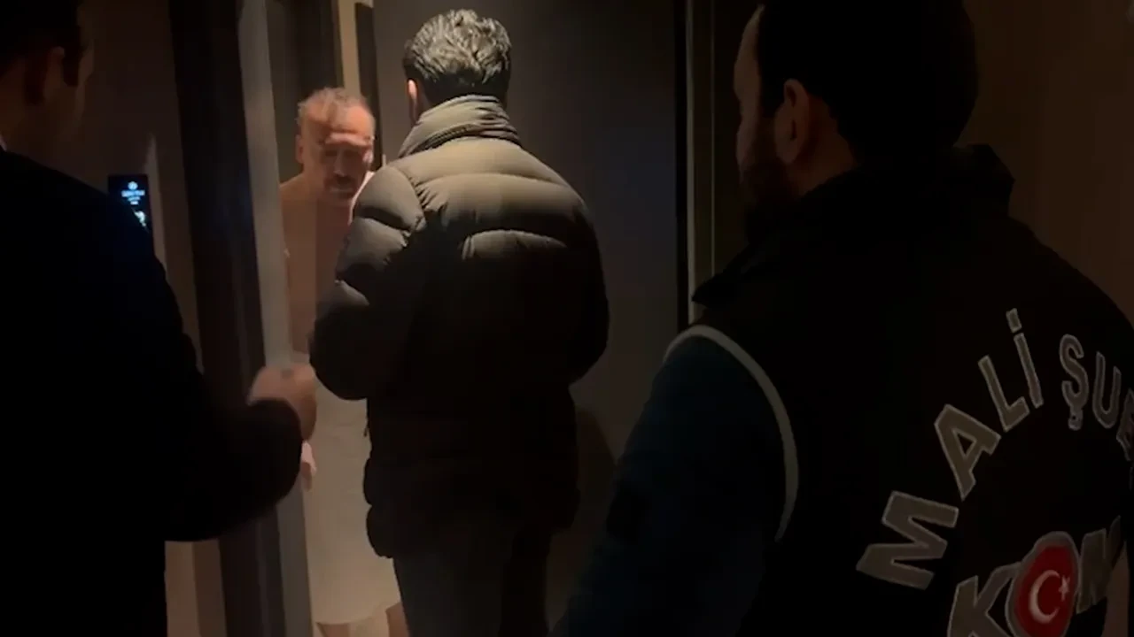 Uşak Belediye Başkanına otel odasında şok gözaltı: Rüşvet suçundan aranan Özkan Yalım, 21 yaşındaki sevgilisiyle otel odasında yakalandı!