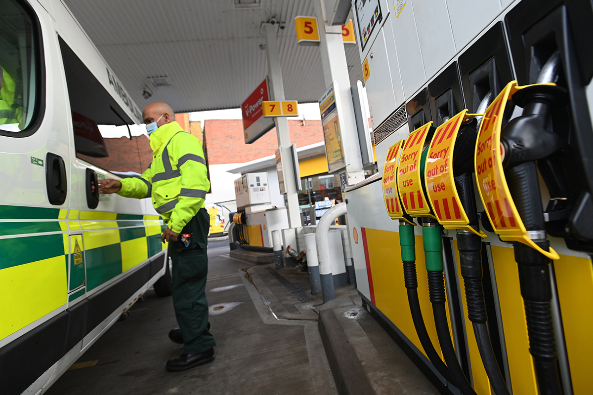 Petrol krizi büyüyor, İngiltere patlak verdi: Kısıtlamalar başladı, ünlü şirketten açıklama...