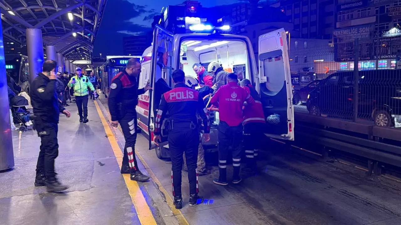 Bahçelievler'de bir kadın metrobüse binerken ayağı ezildi!