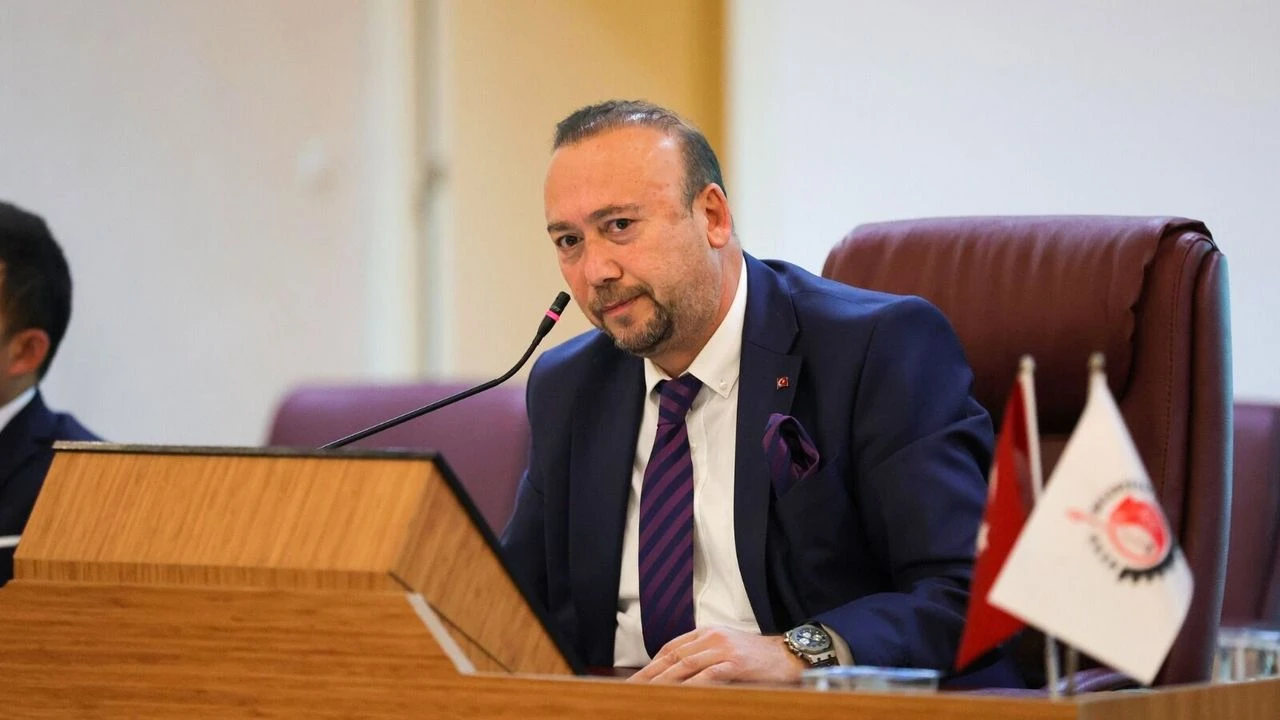 Skandal üstüne skandal: Otelde sevgilisiyle yakalanan Uşak belediye başkanı, 'uçan kuşu' haraca bağlamış!