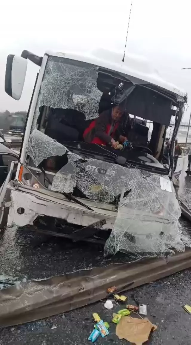 İstanbul'da sabah saatlerinde feci kaza: Polis servisinin de karıştığı zincirleme kazada 1 polis şehit oldu, çok sayıda yaralı var!