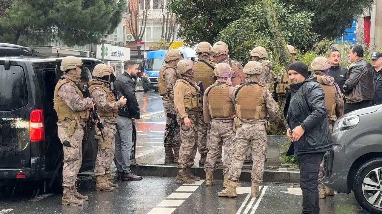 Beşiktaş'ta banka soygunu girişimi: Güvenliğin boğazına bıçak dayayıp silahını aldı!