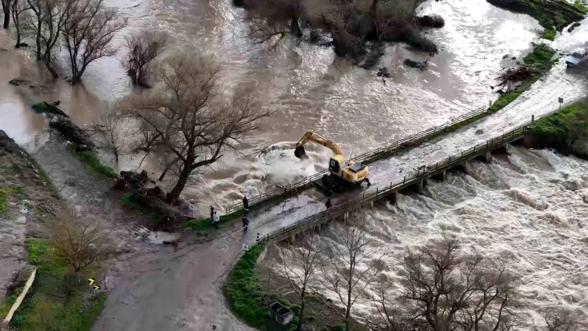 18 yıl sonra gelen aralıksız yağışlar barajları doyurdu: Tarım arazilerini su bastı...