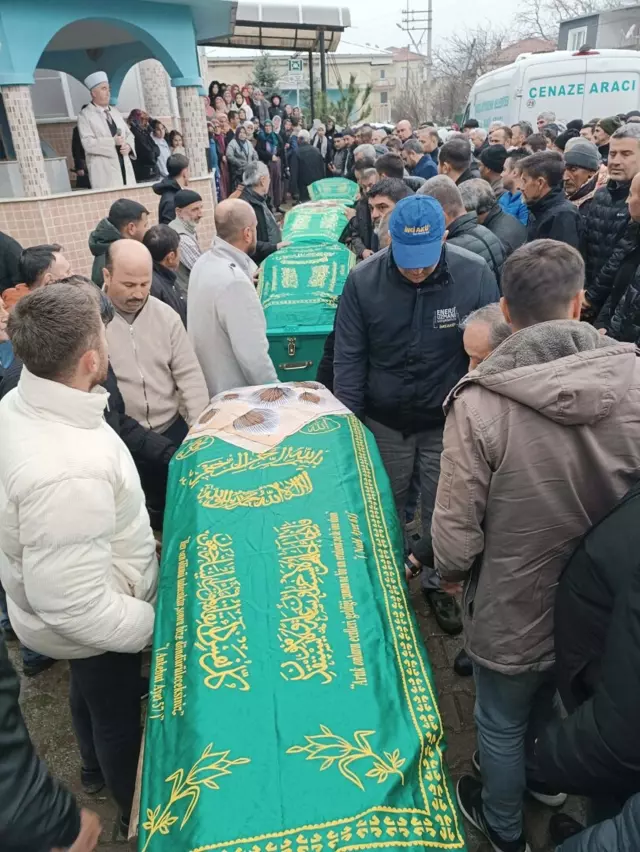 Aile katliamı sonucu acı görüntü: 4 tabut yan yana dizildi