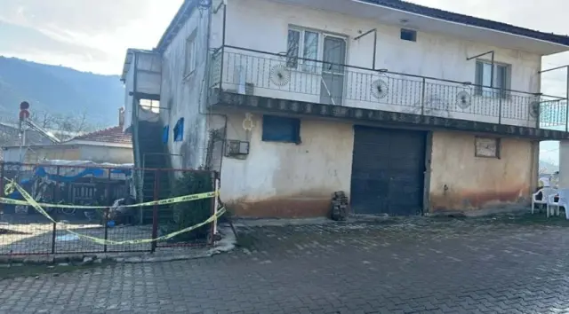 Aile katliamı sonucu acı görüntü: 4 tabut yan yana dizildi