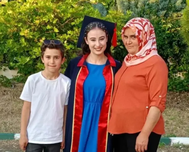 Aile katliamı sonucu acı görüntü: 4 tabut yan yana dizildi