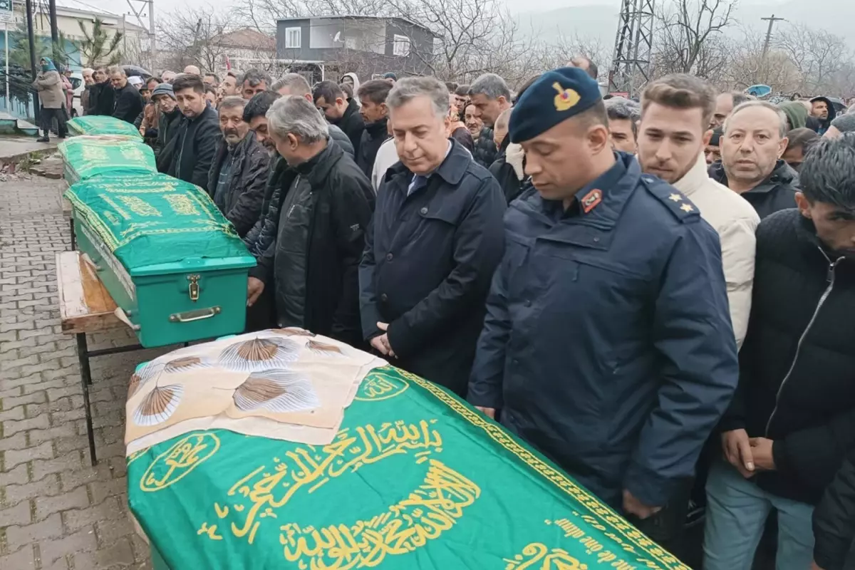 Aile katliamı sonucu acı görüntü: 4 tabut yan yana dizildi