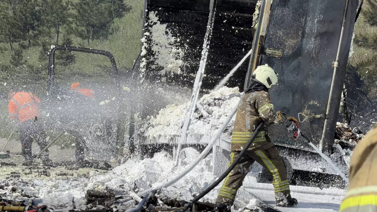 Fatih'te çöp kamyonu bomba gibi patladı: Cadde savaş alanına döndü, trafik durdu...
