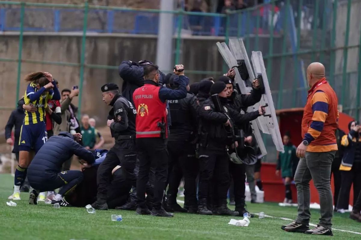 Fenerbahçe kadın futbon takımına çirkin saldırı, "İnşallah buradan sağ salim çıkarız''