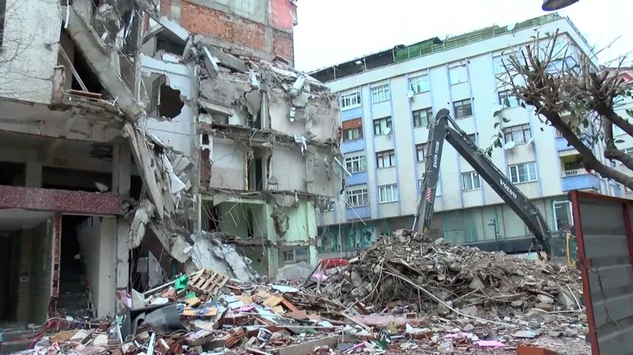 İstanbul’da kontrolsüz yıkım can aldı: İnşaattan düşen beton parçası 6 yaşındaki çocuğun başına isabet etti!