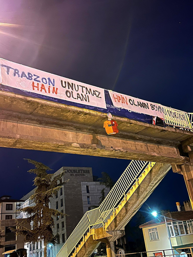 Trabzonspor- Galatasaray maçı öncesi tansiyon yükseldi: Trabzon'da Uğurcan Çakır'a olay pankart